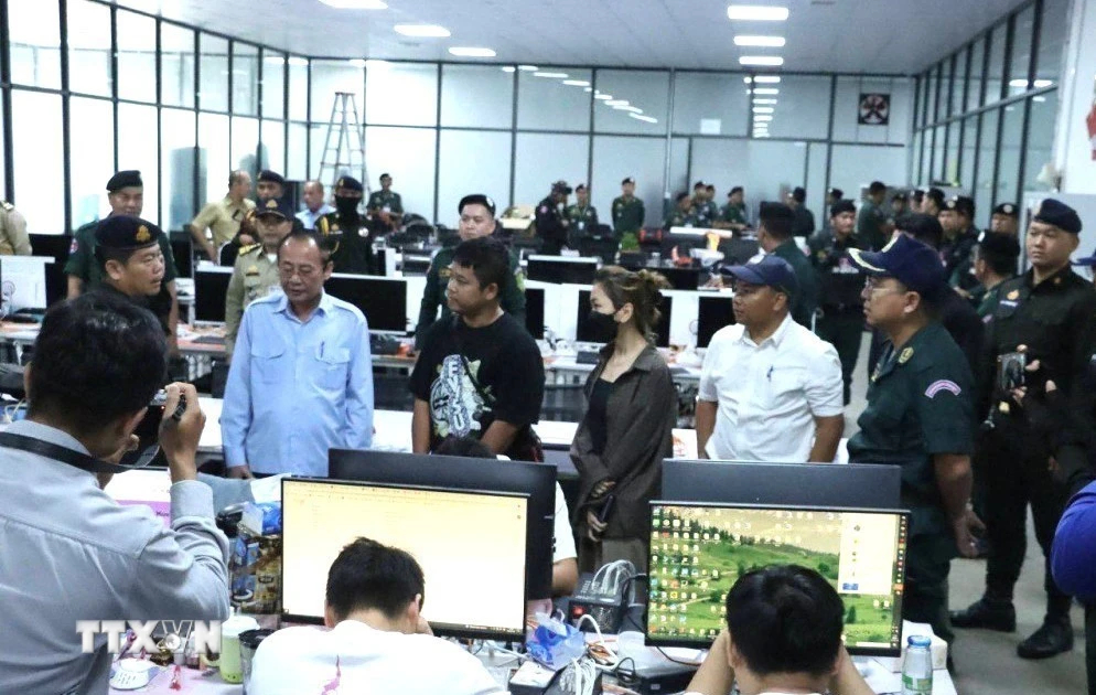 Lực lượng chức năng tỉnh Kratie đột kích một địa điểm tại huyện Snuol được sử dụng làm trung tâm lừa đảo trực tuyến trên địa bàn, bắt giữ hơn 300 người nước ngoài. Ảnh: TTXVN 