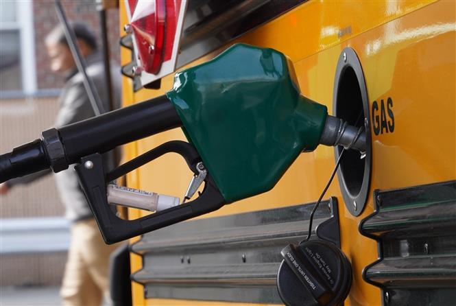 Bơm xăng cho phương tiện tại trạm xăng ở New York, Mỹ. Ảnh: THX/TTXVN