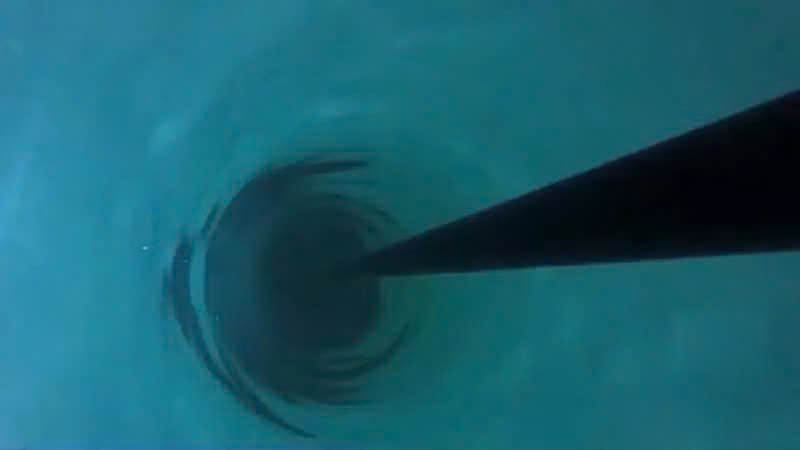 Khoan lớp băng bằng nước nóng ở khu vực hồ Kirin nằm dưới lớp băng ở Nam Cực. Ảnh chụp màn hình CCTV Trung Quốc