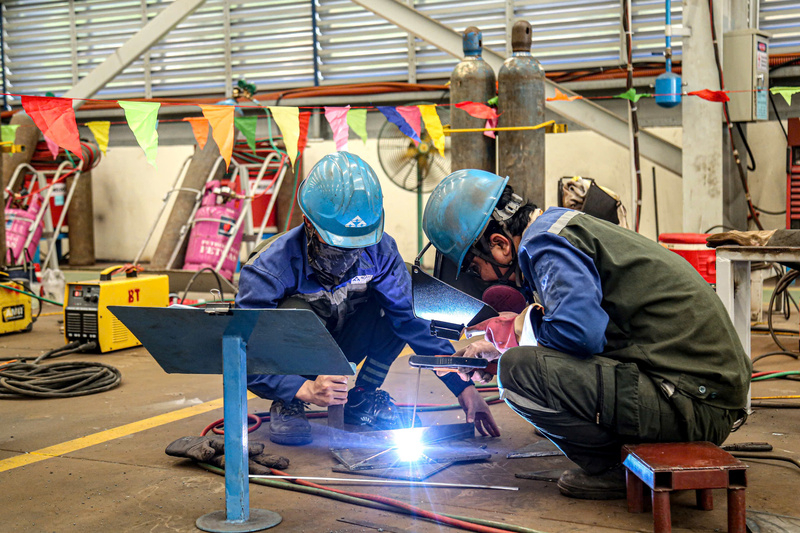 Nhiều doanh nghiệp trên địa bàn tỉnh Quảng Ngãi đã chủ động thích ứng bằng cách đầu tư công nghệ hiện đại. Ảnh: Nguyễn Dương