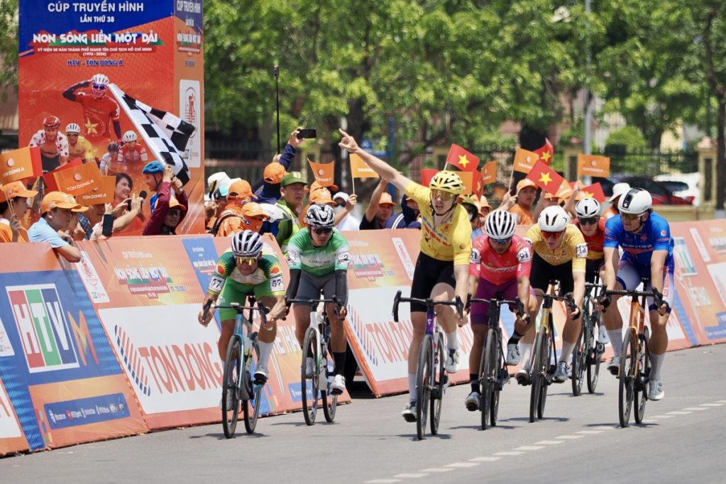 Marchuk Dzianis lần thứ ba thắng chặng để giữ vững cả Áo vàng và Áo xanh sau 7 chặng. Ảnh: BTC)