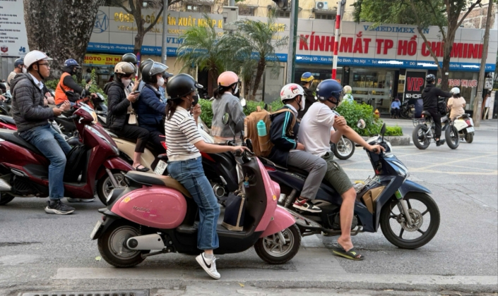 Tại Việt Nam, pin xe điện được đưa vào danh mục phải thực hiện EPR từ năm 2022 với tỷ lệ tái chế ban đầu là 8%, và quy định này vẫn được giữ trong bản sửa đổi nghị định vào năm 2025. 