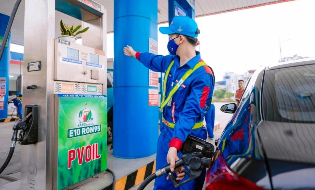 Xăng E10 được bán thí điểm tại Hà Nội. Ảnh: Xuân Hải