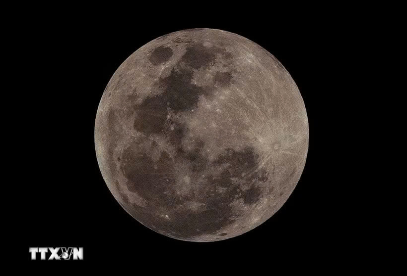 Mặt trăng trên bầu trời nhìn từ Tegucigalpa, Honduras. Ảnh: TTXVN