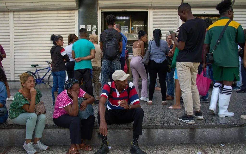 Người dân chờ giao dịch ngân hàng ở Havana, Cuba, ngày 1/4/2026. Ảnh: AP