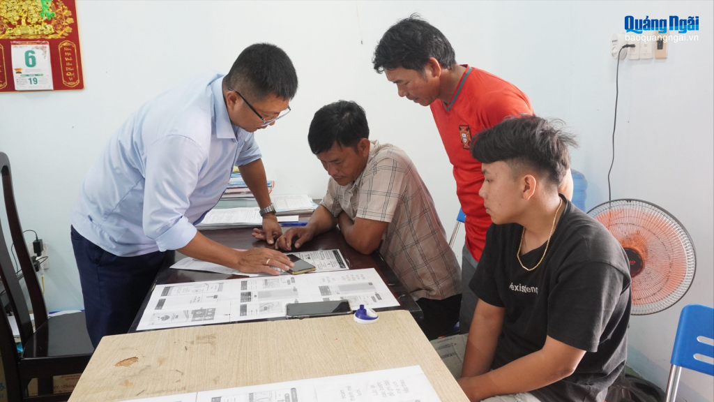 Cán bộ Ban Quản lý cảng cá và khu neo đậu tránh trú bão cho tàu cá Tịnh Hòa, ở xã Đông Sơn hướng dẫn ngư dân kê khai thủ tục xuất bến trên phần mềm eCDT. 