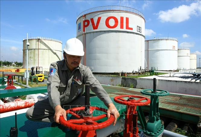 Vận hành hệ thống cung ứng xăng dầu tại PV Oil Nhà Bè (Thành phố Hồ Chí Minh) thuộc Tổng Công ty Dầu Việt Nam (Tập đoàn Dầu khí Việt Nam). Ảnh: TTXVN