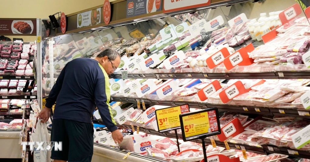 Khách hàng chọn mua đồ trong siêu thị ở Millbrae, Mỹ. Ảnh: TTXVN