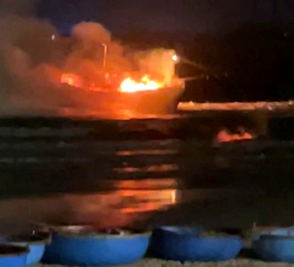 Tàu cá QNg-55376 TS bị cháy khi đang neo đậu tại bãi ngang thôn Phước Thiện, xã Vạn Tường