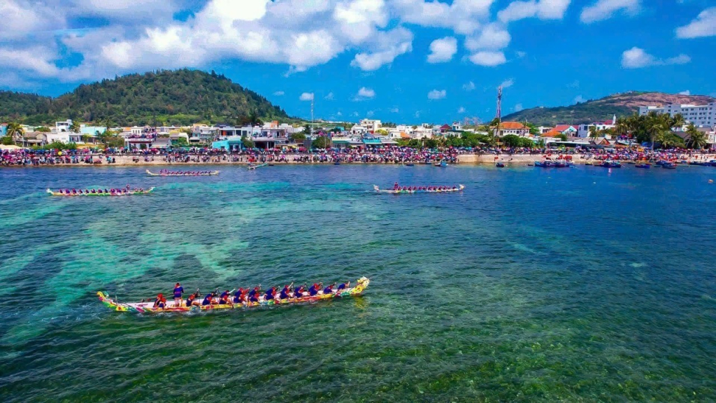 Đến đặc khu Lý Sơn, du khách có dịp chạm vào không gian văn hóa truyền thống đặc sắc.