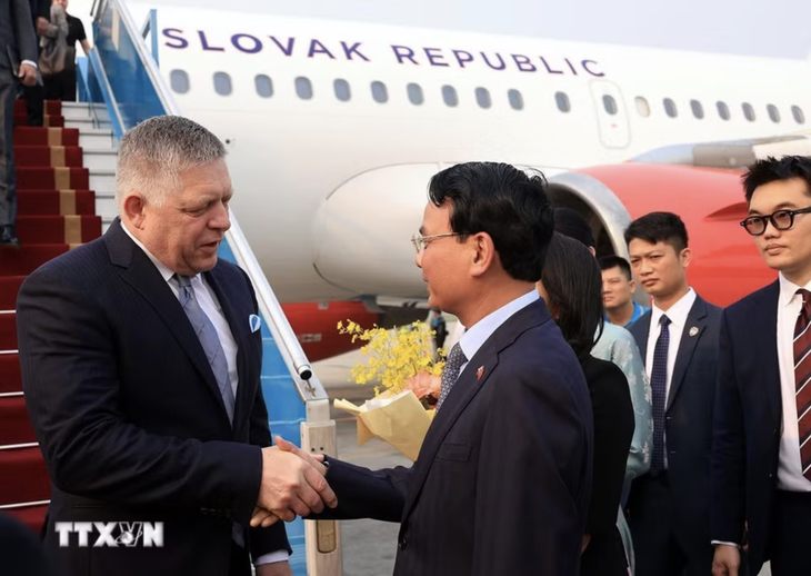Bộ trưởng, Chủ nhiệm Văn phòng Chính phủ Đặng Xuân Phong đón Thủ tướng Slovakia Robert Fico tại sân bay quốc tế Nội Bài. Ảnh TTXVN