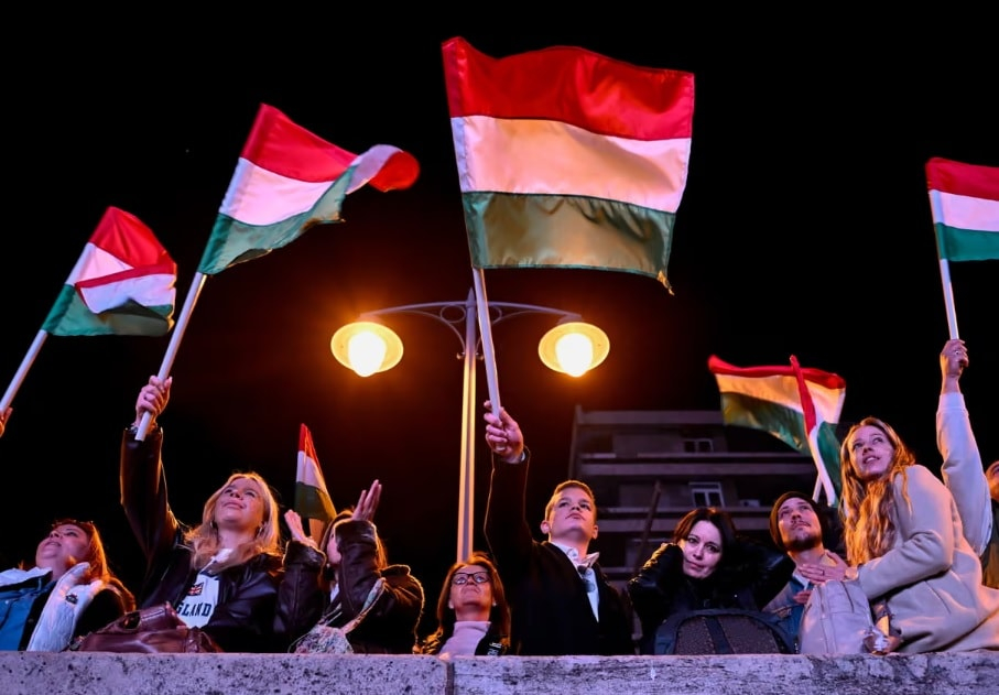 Người dân đổ ra đường ăn mừng sau khi kết quả sơ bộ cuộc bầu cử quốc hội Hungary được công bố tại Budapest ngày 12/4. Ảnh: Guardian