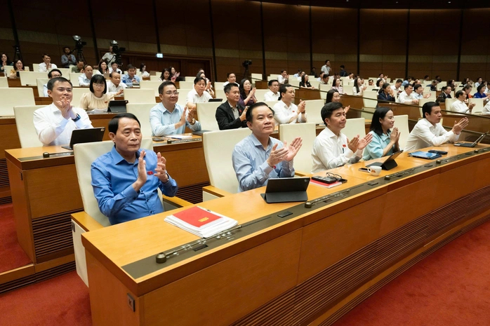 100% đại biểu Quốc hội có mặt biểu quyết tán thành thông qua nghị quyết về miễn thuế đối với các mặt hàng xăng dầu Ảnh: Phạm Thắng