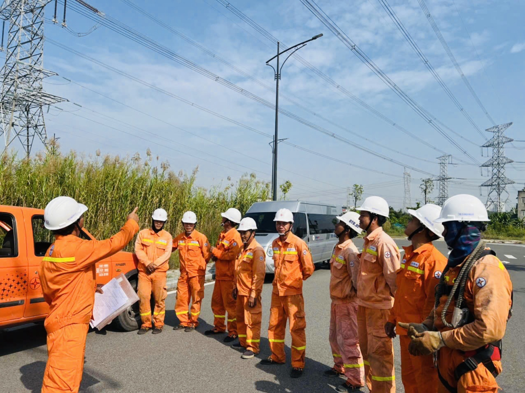 Tuyên truyền, phổ biến về an toàn lao động, quy trình, quy phạm vận hành cho người lao động ngay tại công trường - Ảnh: VGP/Toàn Thắng