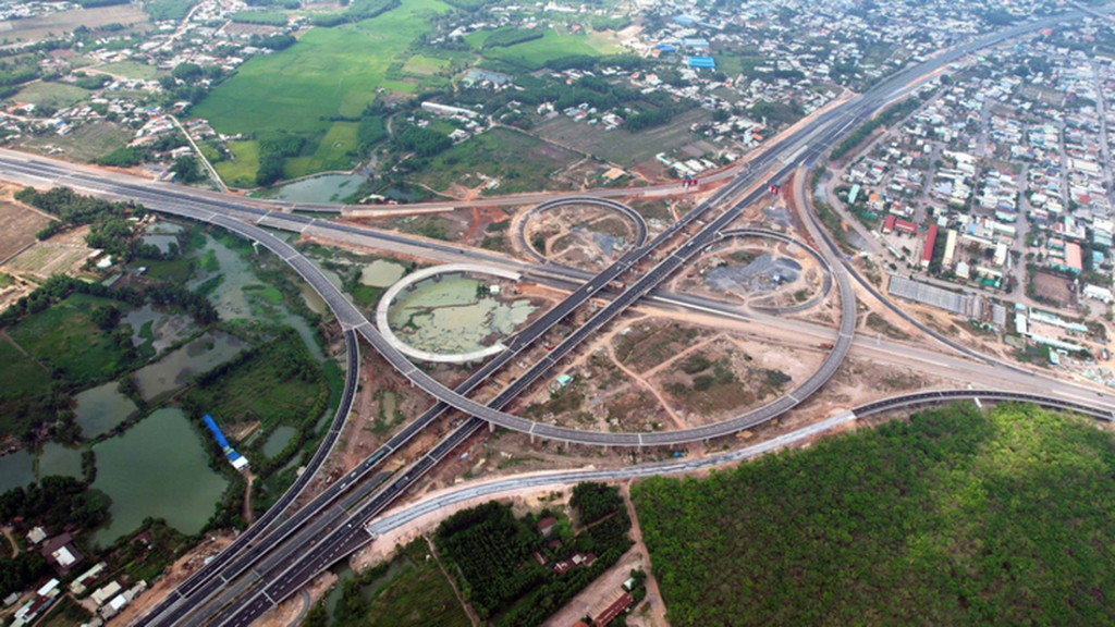 Cao tốc Biên Hòa - Vũng Tàu nối các khu công nghiệp của Đồng Nai là một trong những mạng lưới giao thông kết nối toàn bộ khu vực. Ảnh: A LỘC