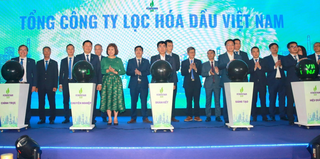Ban lãnh đạo Petrovietnam, BSR thực hiện nghi thức chuyển đổi BSR trở thành Tổng Công ty Lọc hóa dầu Việt Nam. Nguồn: BSR