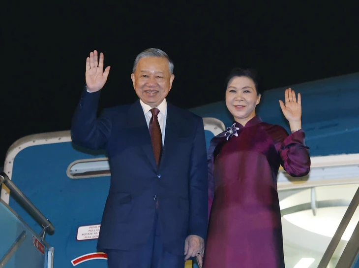 Tổng Bí thư, Chủ tịch nước Tô Lâm và Phu nhân vẫy tay chào trước khi vào chuyên cơ, lên đường thăm cấp Nhà nước đến Trung Quốc sáng 14/4. Ảnh: TTXVN