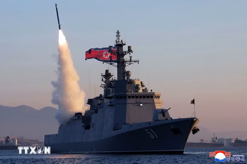 Vụ phóng thử tên lửa hành trình chiến lược và tên lửa chống hạm từ tàu khu trục Choe Hyon của Triều Tiên ngày 12/4/2026. Ảnh: TTXVN