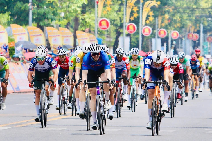 Marchuk Dzianis (áo xanh) và Patrick Patterson (bên phải) về đích gần như cùng lúc. Ảnh: CYCLING NEWS