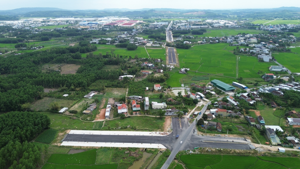 Vướng mắc khâu GPMB là nguyên nhân chính kéo chậm tiến độ nhiều dự án hạ tầng giao thông trên địa bàn Quảng Ngãi. Ảnh: Lê Danh
