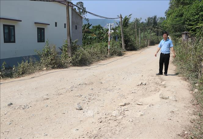 Người dân bức xúc vì đường dân sinh xuống cấp nhưng chưa được hoàn trả.