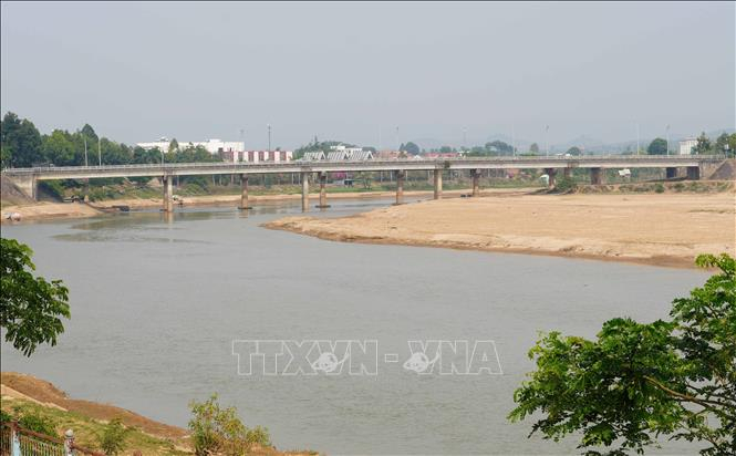 Lượng nước của sông Đăk Bla chảy qua địa phận phường Kon Tum xuống thấp, chỉ còn dòng chảy nhỏ ở giữa sông. 