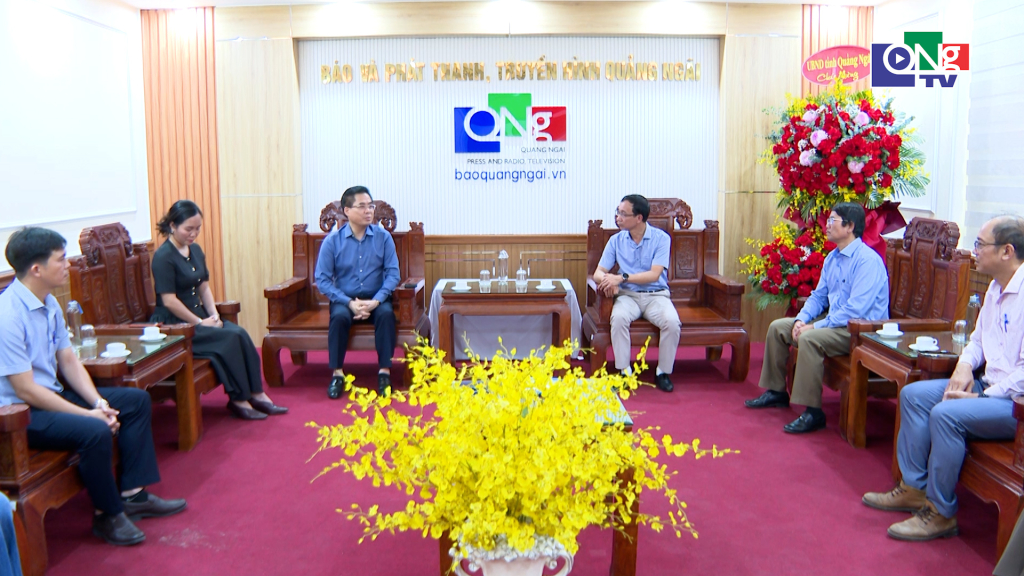 Ủy viên Trung ương Đảng, Phó Bí thư Tỉnh ủy, Chủ tịch UBND tỉnh Nguyễn Hoàng Giang trao đổi tạo buổi thăm. 