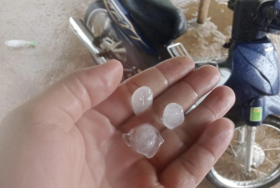 Người dân nhặt được đá sau cơn mưa ở xã Sơn Long..jpg