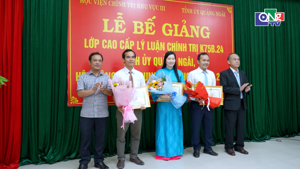 Ủy viên dự khuyết Trung ương Đảng, Phó Bí thư Thường trực Tỉnh ủy, Chủ tịch Ủy ban MTTQ Việt Nam tỉnh U Huấn và PGS.TS Nguyễn Ngọc Hòa - Phó Giám đốc Học viện Chính trị khu vực III trao giấy khen cho các học viên đạt loại giỏi.