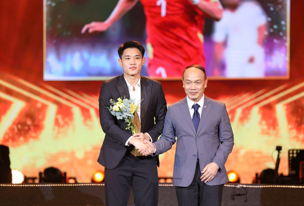 Tổng thư ký LĐBĐVN Nguyễn Văn Phú trao giải thưởng Gương mặt trẻ thể thao của năm cho cầu thủ Nguyễn Đình Bắc. Ảnh: VFF,08263516.jpg