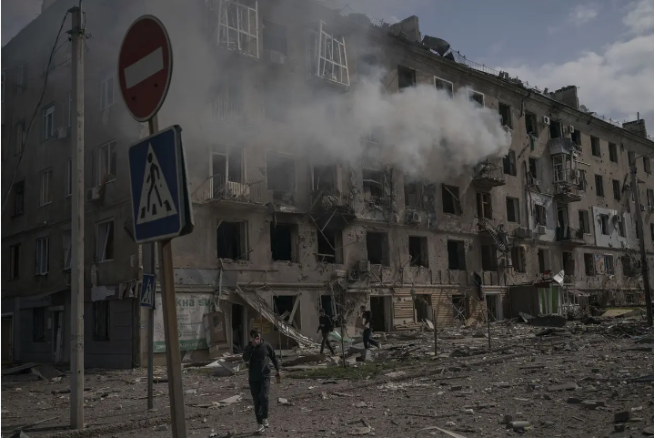 Tòa nhà bị thiệt hại sau cuộc không kích của Nga sử dụng bom dẫn đường KAB-250 tại trung tâm thành phố Kramatorsk, Ukraine, ngày 11/4/2026. Ảnh: Anadolu/Getty Images