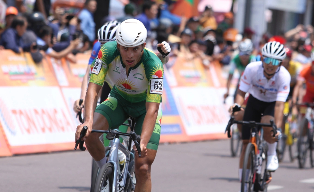 Trần Clément Em (số đeo 52) về nhất chặng 13 cuộc đua xe đạp xuyên Việt tranh Cup Truyền hình HTV 2026, vòng quanh Quy Nhơn (Gia Lai), sáng 15/4. Ảnh: Hồng Phương