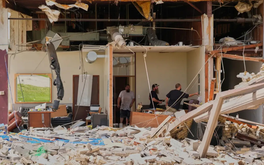 Công nhân thu dọn hiện trường tại nhà máy sản xuất ống bị lốc xoáy phá hủy ở Ottawa, bang Kansas, ngày 14/4/2026. Ảnh: AP