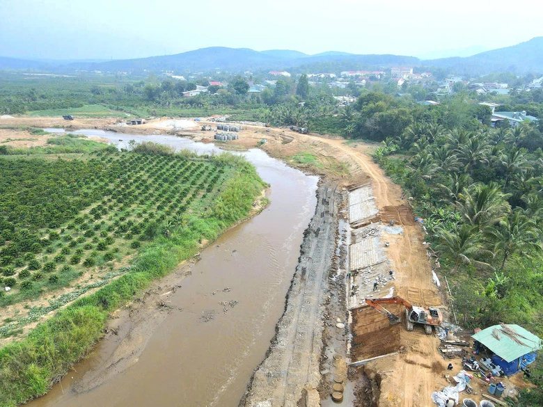 Công tác thi công hạng mục kè phía Đông sông Đăk Tờ Kan đang được nhà thầu đẩy nhanh tiến độ xây lắp..