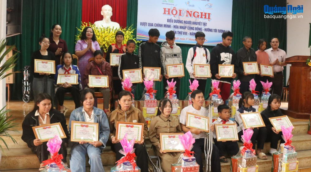 Hội Bảo vệ quyền trẻ em và Bảo trợ người khuyết tật tỉnh trao giấy khen và quà cho người khuyết tật tiêu biểu. 