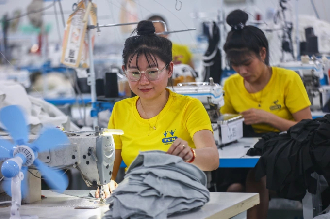 Công nhân làm việc tại công ty may mặc Dony (xã Vĩnh Lộc A, TP HCM)