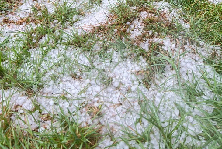 Miền Bắc, miền Trung có những trận mưa giải nhiệt, thời tiết nhiều nơi còn mưa đá sau nhiều ngày nắng. Ảnh: T.L.