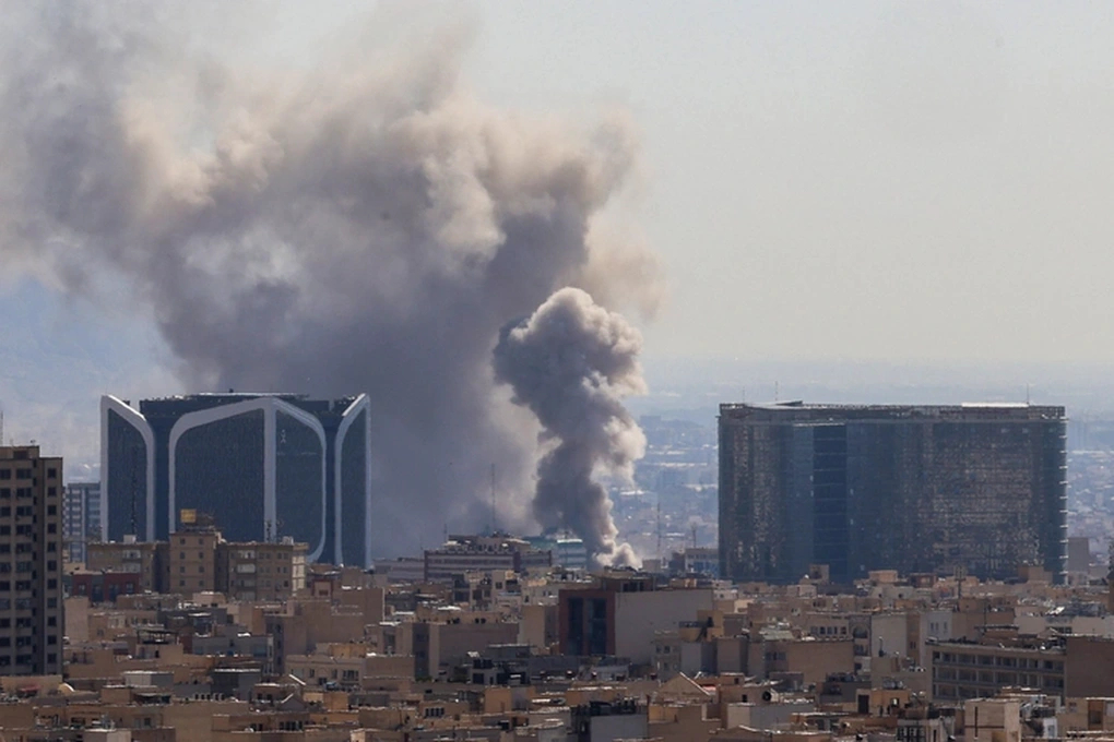 Khói bốc lên tại thủ đô Iran sau một vụ tấn công của Mỹ hồi tháng 3 (Ảnh: AFP).