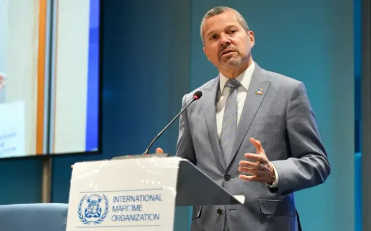 Tổng Thư ký Tổ chức Hàng hải Quốc tế (IMO) Arsenio Dominguez tuyên bố không quốc gia nào được phép cấm quyền tự do hàng hải qua các vùng biển quốc tế. Người đứng đầu cơ quan hàng hải quốc tế của Liên hợp quốc đưa ra tuyên bố trên trong cuộc trả lời phỏng vấn hãng Euronews liên quan tới động thái của Mỹ tại eo biển Hormuz hồi đầu tuần này.