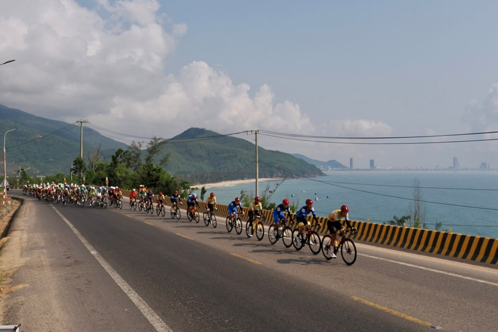 Các tay đua thi đấu chặng 14.