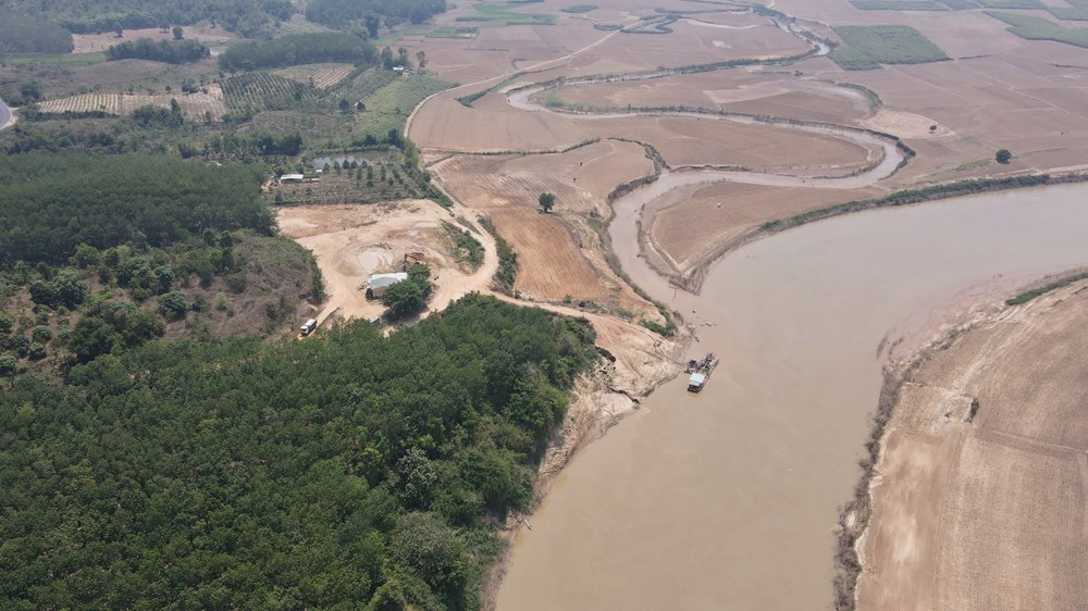 Theo ghi nhận gần khu vực điểm tập kết cát, thời điểm hiện nay đang vào mùa khô, mực nước tại khu vực lòng hồ xã Ia Chim xuống thấp