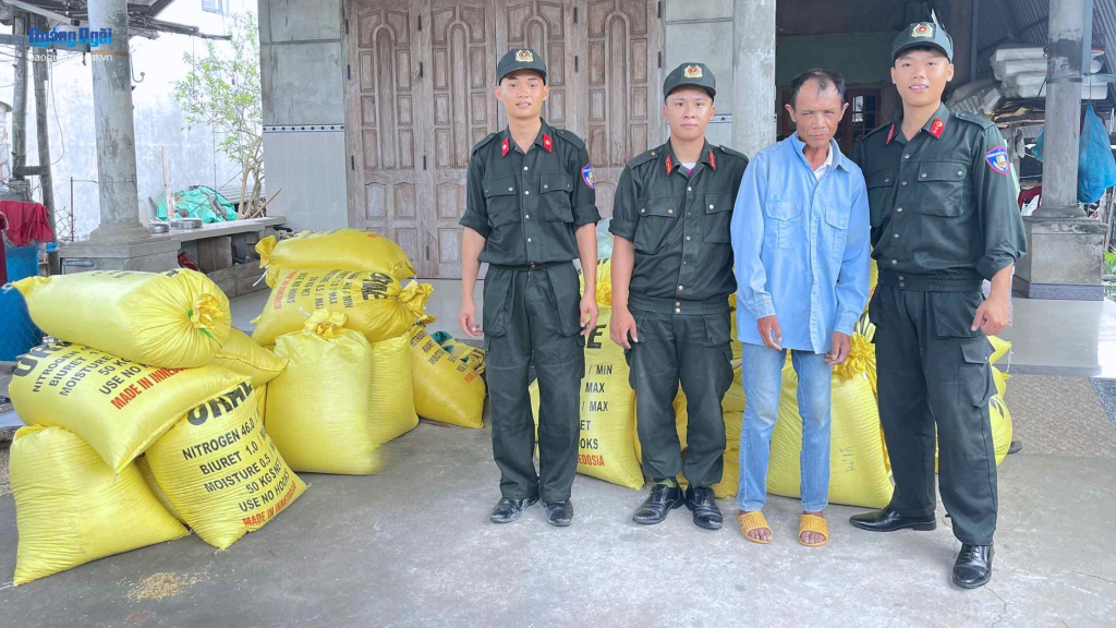 Các cán bộ, chiến sĩ của Phòng Cảnh sát cơ động (Công an tỉnh) cùng ông Nguyễn Xuân Hiển (58 tuổi), một người dân bị khuyết tật nặng ở địa phương. Ảnh: ĐVCC