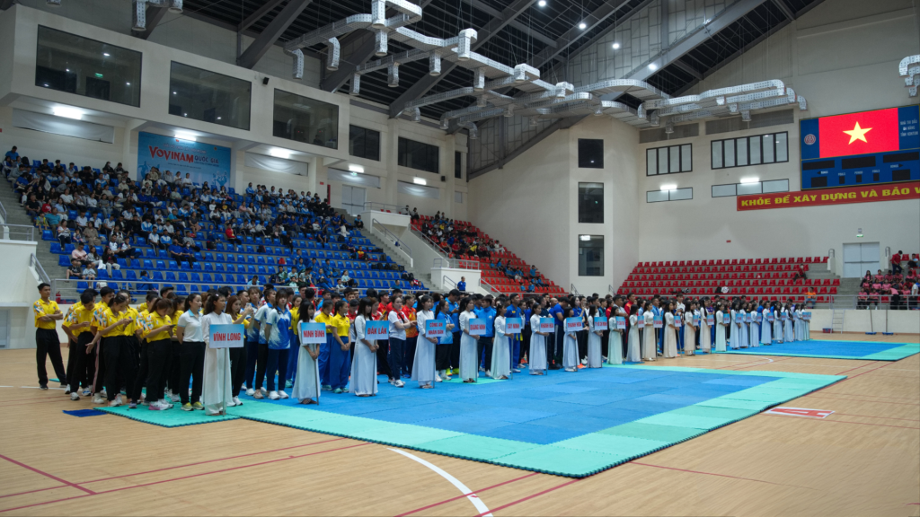 Các đoàn vận động viên tham dự lễ khai mạc.