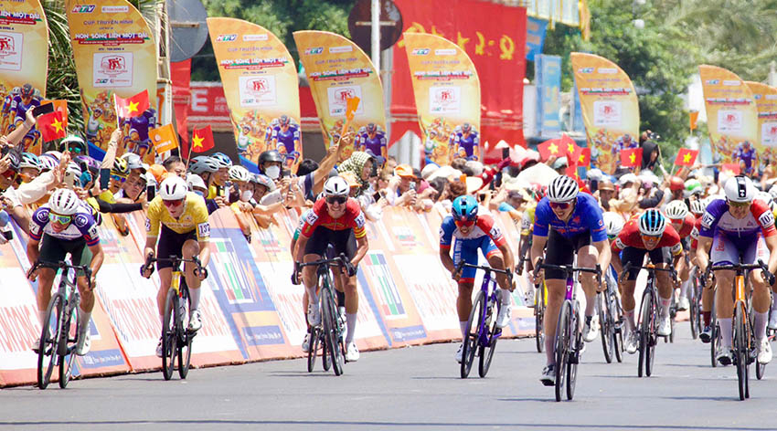 Các tay đua tốp 2 rút về đích.