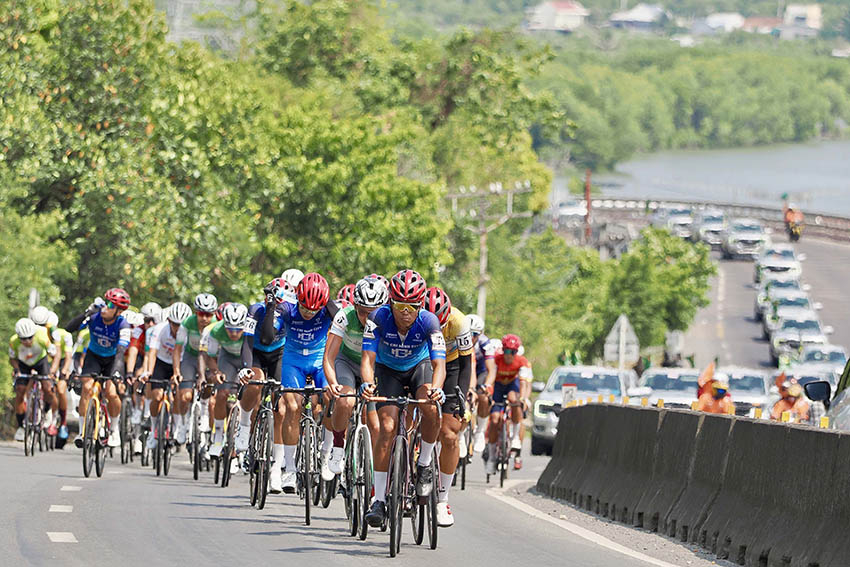 Các tay đua qua đèo Rọ Tượng.