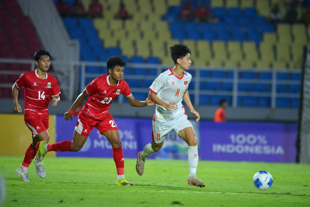 Tiền đạo Việt Nam Nguyễn Văn Dương (áo trắng) thi đấu trong trận hòa Indonesia 0-0 ở lượt cuối bảng A U17 Đông Nam Á 2026, trên sân Gelora Delta ở Indonesia ngày 19/4/2026. Ảnh: VFF.jpg