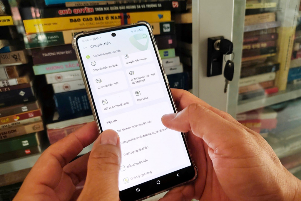 Những giao dịch trên mức 500 triệu đồng có thể mất vài giờ hoặc phải chờ ngày làm việc kế tiếp để xử lý. Ảnh minh họa