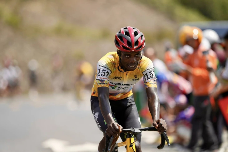 Mughisa Moise đánh chiếm thành công áo đỏ sau khi chinh phục đèo Khánh Lê. Ảnh: CYCLING NEWS