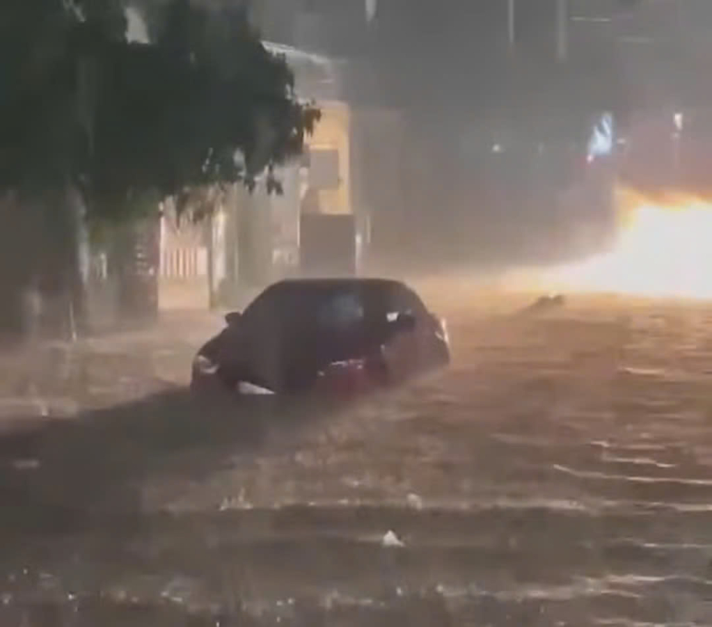 Trận mưa lớn kéo dài 2 giờ gây ngập nhiều tuyến phố tại phường Kon Tum, tỉnh Quảng Ngãi.