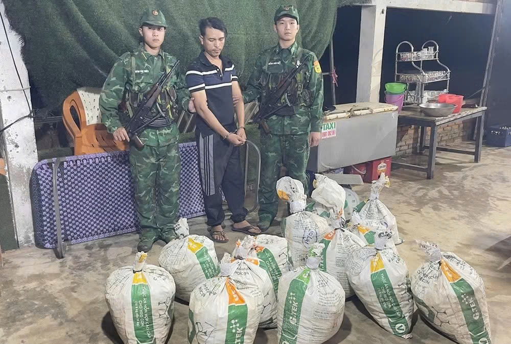 Đối tượng Phạm Văn Hậu cùng tang vật.